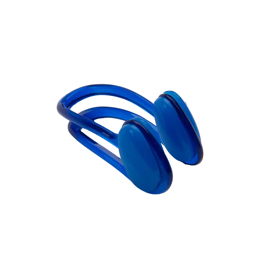 Et lille, blankt blå plastikobjekt bestående af to ovale puder forbundet med et fleksibelt dobbeltbånd. Overfladen er glat og reflekterende, og formen virker ergonomisk, som om det er designet til at klemmes omkring noget eller sidde over en kropsdel. Det enkle, moderne design fremstår robust og praktisk, velegnet til sport eller personlig pleje.