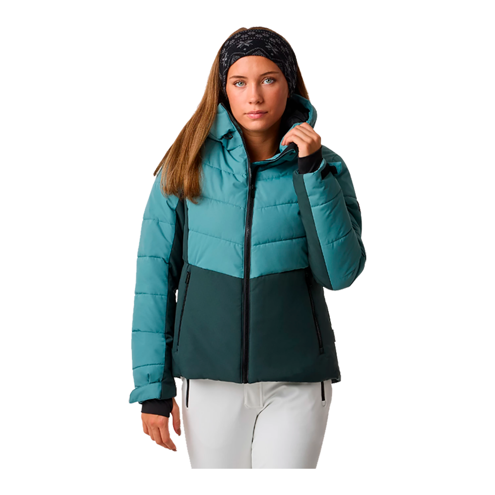 Swedemount Vail Ski Jacket W er en stilfuld og funktionel dame skijakke designet til kolde vinterdage. Jakken, der bliver modelleret af en ung kvinde, viser en flot kombination af turkisblå og mørkegrøn. Dens praktiske design omfatter en justerbar hætte, holdbare lynlåse og varmeisolerende materialer, som giver høj komfort og beskyttelse mod vejret. Jakken er ideel til både alpint skiløb og hverdagsbrug i de koldere måneder.