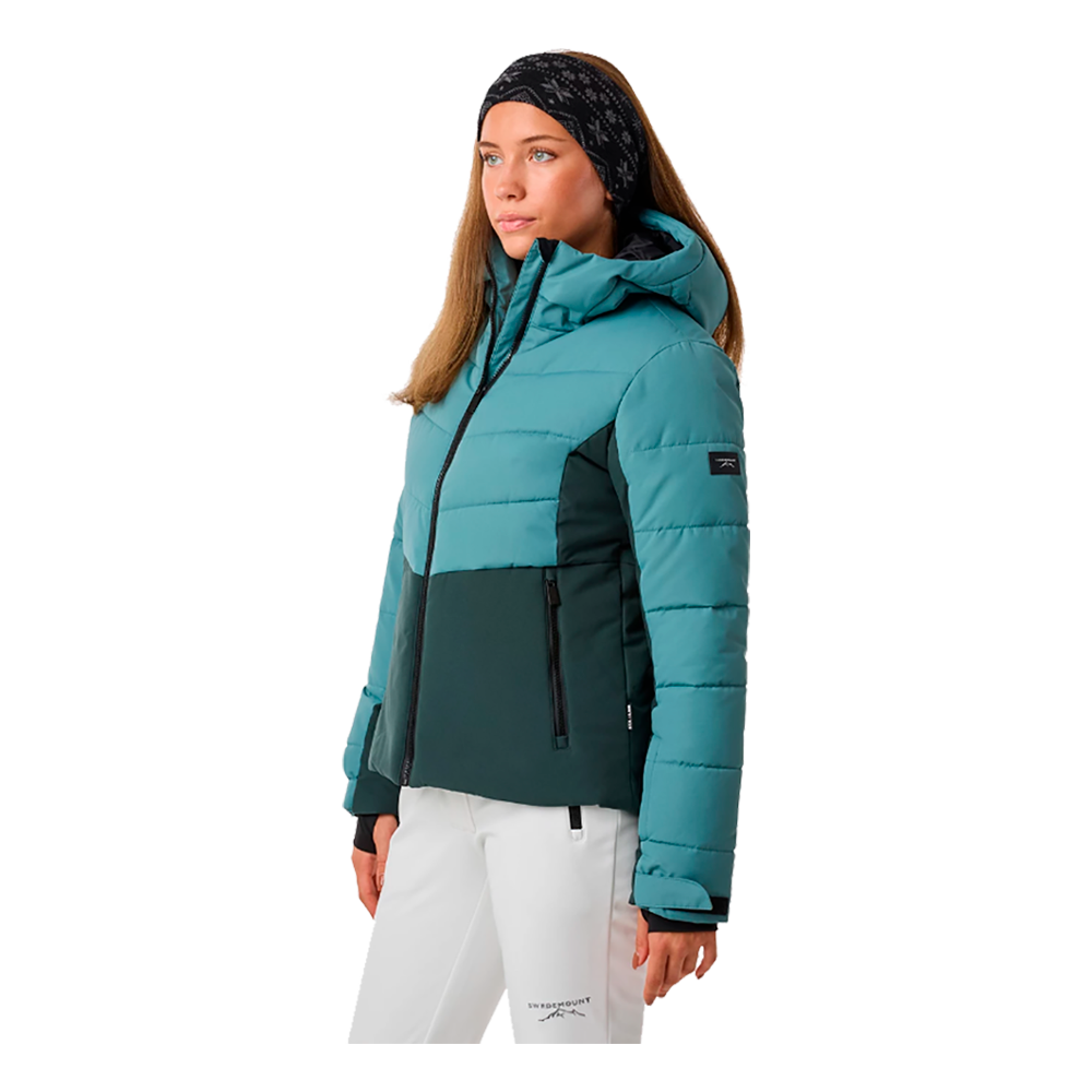 Denne billede viser en Swedemount Vail Ski Jacket W, en dame skijakke, der er perfekt til vinteraktiviteter. Jakken har en smuk turkis farve øverst med en mørkere grønlig bund, som giver et stilfuldt udtryk. Modellen, klædt i jakken, er også iført en sort hue, og viser jakkens funktionelle design, der inkluderer justerbare ærmer og robuste lynlåse. Jakken ser både varm og åndbar ud, ideel til kolde dage på ski.