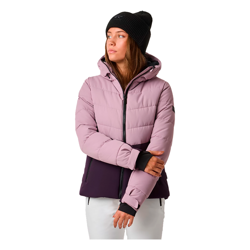 Denne billede viser en Swedemount Vail Skijakke W til damer. Jakken er designet i et flot farvespil med lyserøde og mørkeblå nuancer, der suppleres af sorte lynlåse. Jakken er tætsiddende med et sporty snit, der garanterer god bevægelighed og komfort. Modellen er iført en sort hue og kigger direkte ind i kameraet, hvilket tilføjer et stærkt og selvsikkert udtryk til billedet. Jakken er velegnet til alpinski og andre vinteraktiviteter.