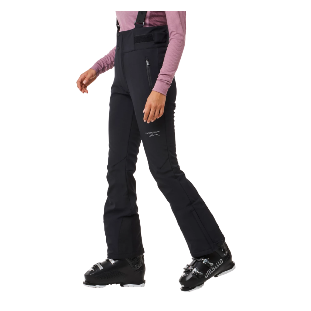 Swedemount Vail Soft Shell Bib Pants W er robuste og praktiske dame skibukser fremstillet i et vandafvisende og åndbart soft shell materiale. De er udstyret med justerbare seler og flere lynlåslommer for praktisk opbevaring. Bukserne har et strømlinet design i en nedtonet sort farve, hvilket gør dem både stilfulde og funktionelle på skibakken. Ideelle til vintersportentusiaster, der søger både komfort og holdbarhed under kolde vejrforhold.