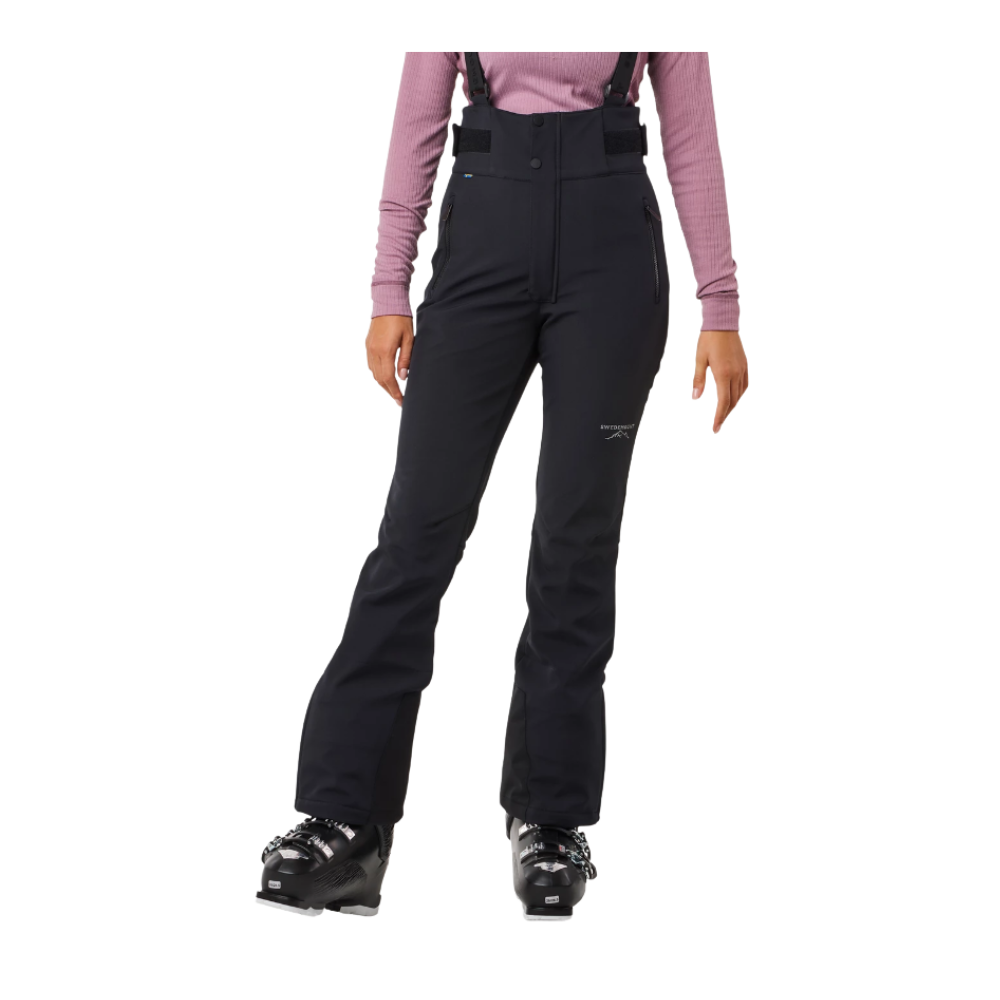 Swedemount Vail Soft Shell Bib Pants W er en elegant og funktionel skibukse til damer, designet af mærket Swedemount. Disse skibukser er udført i en klassisk sort farve med justerbare seler og slanke linjer, hvilket sikrer en behagelig pasform og stilfuldt udseende på skibakken. Bukserne er udstyret med praktiske lynlåslommer, hvilket gør det nemt at opbevare små genstande sikkert. Den holdbare konstruktion og de vejrresistente materialer gør dem til et ideelt valg for vintersportentusiaster.