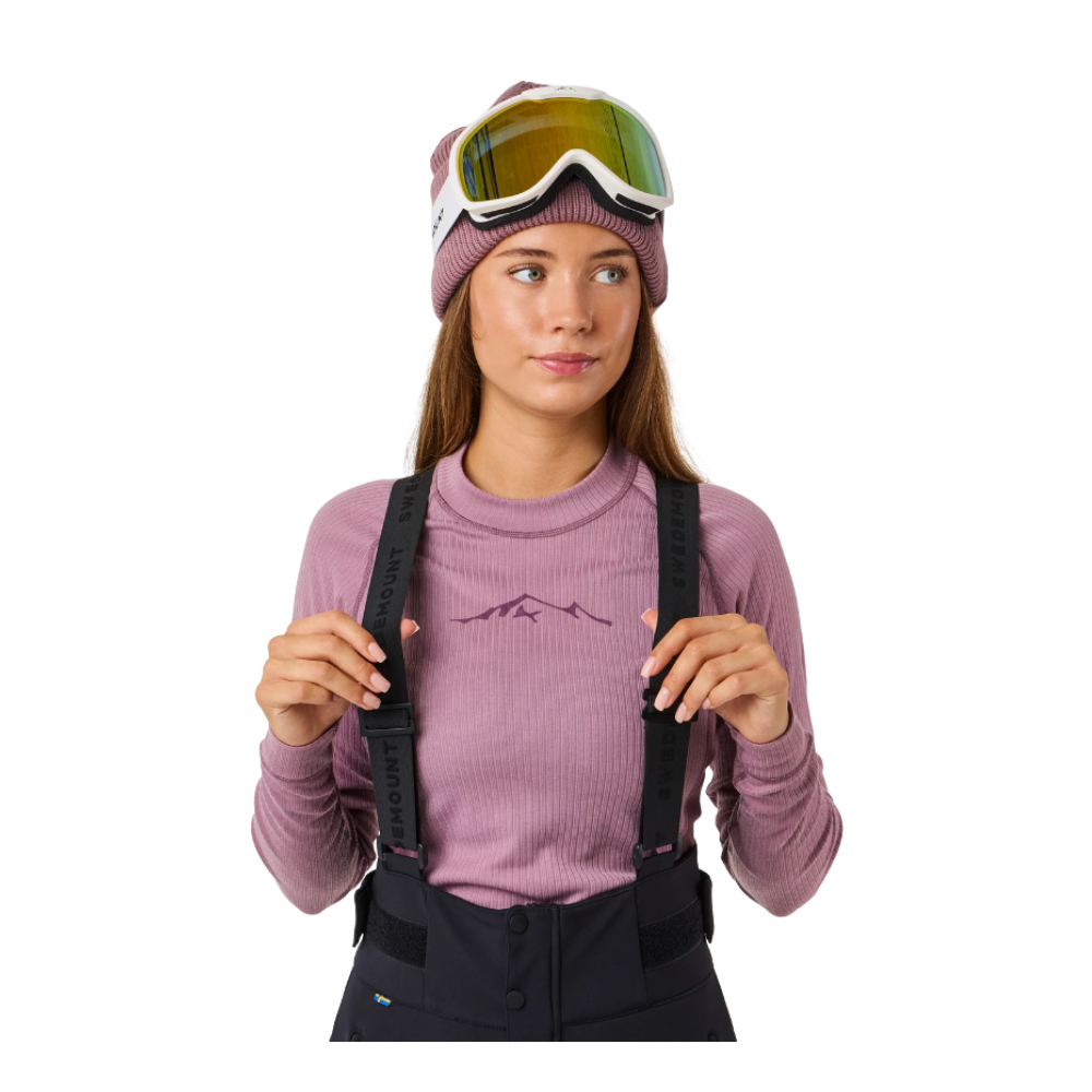 Swedemount Vail Soft Shell Bib Pants W er praktiske og stilfulde skibukser til damer. De er designet med justerbare seler og holdbare lynlåse for optimal funktionalitet. Den sorte farve sikrer et tidløst look, mens det bløde shell-materiale giver både komfort og beskyttelse mod vejrforholdene. Bukserne har flere lommer, der gør det nemt at opbevare nødvendigheder. Perfekt til skiferien.