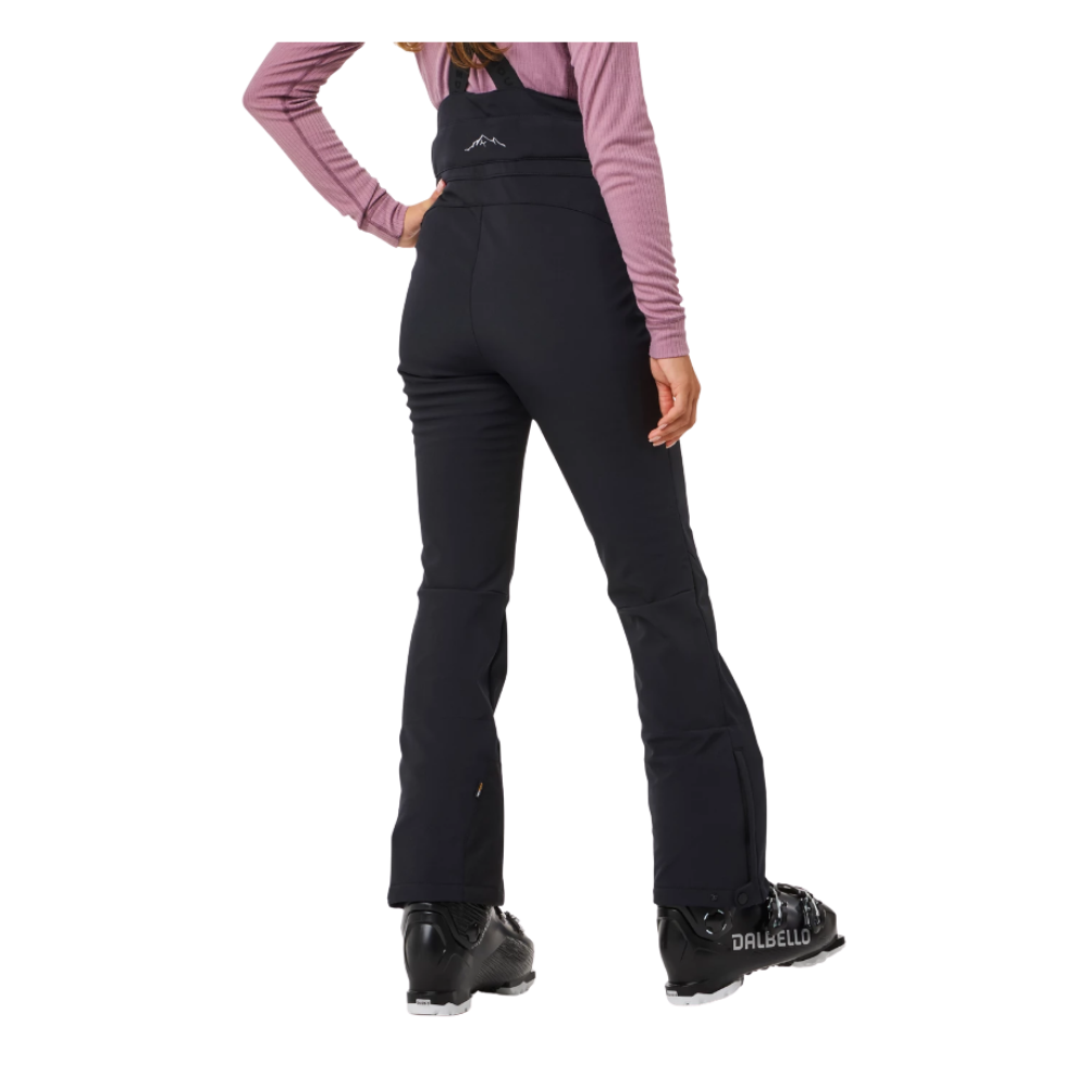 Swedemount Vail Soft Shell Bib Pants W er elegante skibukser til damer, designet til aktivt vinterbrug. Bukserne er udstyret med praktiske seler og flere lynlåslommer, hvilket gør dem ideelle til både skiløb og andre vinteraktiviteter. Farven er neutral sort, der passer til enhver ski-jakke, og det slanke snit komplimenterer formen, samtidig med at det sikrer bevægelsesfrihed. Swedemounts teknologi garanterer varme og åndbarhed.