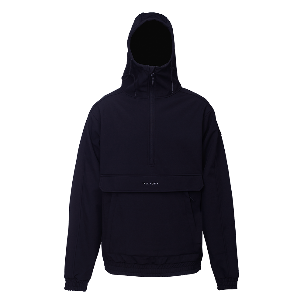 Mørkeblå anorak med hætte og trekvart lynlås. Enkel, teknisk jakke i minimalistisk design, med stor frontlomme med klap hvor "TRUE NORTH" står, lodret lynlås øverst og sidelommer. Elastiske ærmeafslutninger og bund giver tæt pasform. Velegnet til byliv og udendørs aktiviteter, beskyttende mod vind og let regn. Stilren og funktionel jakke til hverdag og let outdoor.