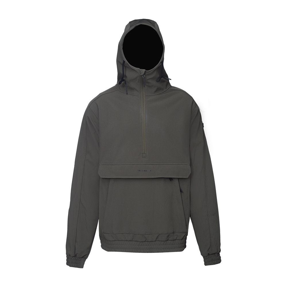 En mørkegrå anorak med minimalistisk, teknisk design. Jakken har hætte med snore, halvlængde lynlås i front og en stor brystlomme med klap, der skjuler yderligere opbevaring. Elastiske manchetter og bund gør den vindafvisende, mens de rene syninger og matte materiale giver et moderne, funktionelt look. Perfekt som let beskyttelse ved hverdagens udendørsaktiviteter.