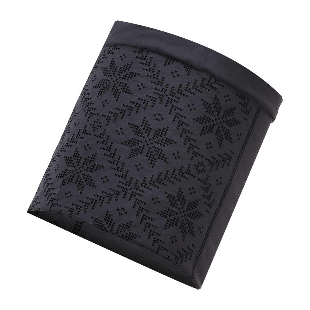 Et mørkegråt, fint strikket halsrør med diskret nordisk mønster i sort. Stoffet virker blødt og elastisk, designet som en multifunktionel tube til at varme hals og ansigt ved kolde forhold. Mønsteret med stjerne- og snefnug-motiver giver et stilrent, vinterligt udtryk, der passer til både hverdag og outdoor-aktiviteter. Produktet fremstår tæt og åndbart, ideelt til løb, ski eller daglig brug.