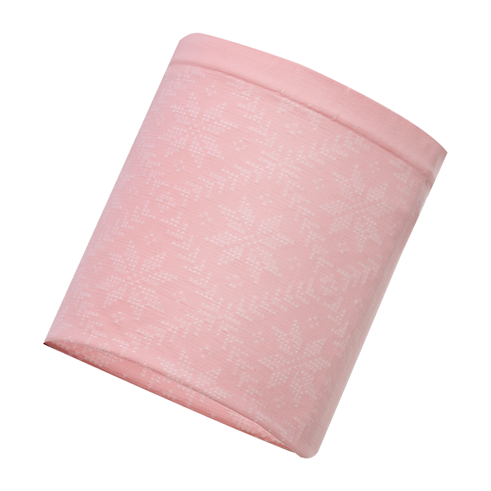 Et blødt, lyserødt tubehalstørklæde med et diskret, hvidt mønster af snestjerner. Stoffet virker strikket og elastisk, tæt i strukturen med en let børstet overflade, som giver varme og komfort. Røret har pæn kantafslutning og en enkel, tidløs æstetik, velegnet til vinterbrug eller som en sart farveaccent til en hverdagssamling. Det udtrykker hygge og funktionalitet.