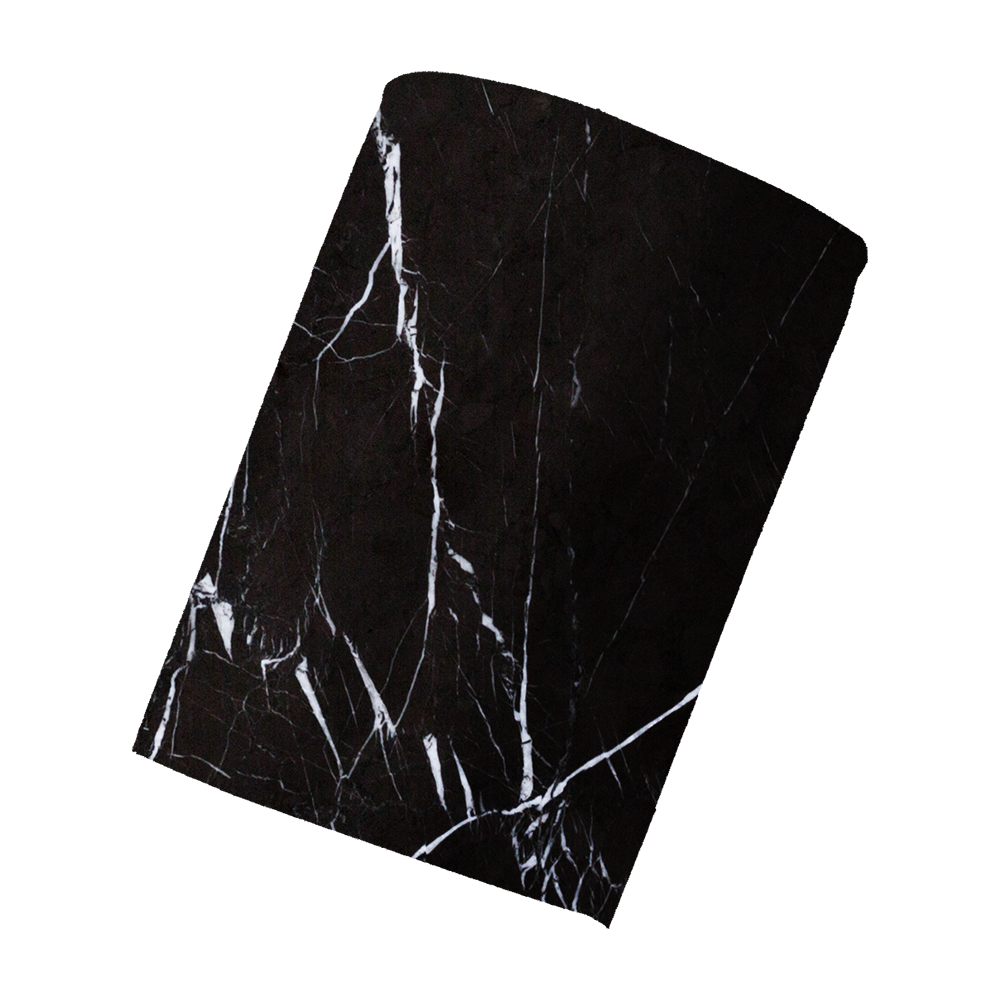 Et mørkt, nærmest sort marmorstykke med karakteristiske hvide årer skærer gennem fladen som lyn. Overfladen virker poleret og skinnende, hvilket fremhæver den dybe kontrast mellem sort og hvid. Mønsteret er organisk og uforudsigeligt, med tynde sprækker og brede striber, der giver en dramatisk og elegant æstetik. Stenen vil fungere som et luksuriøst element i moderne indretning.