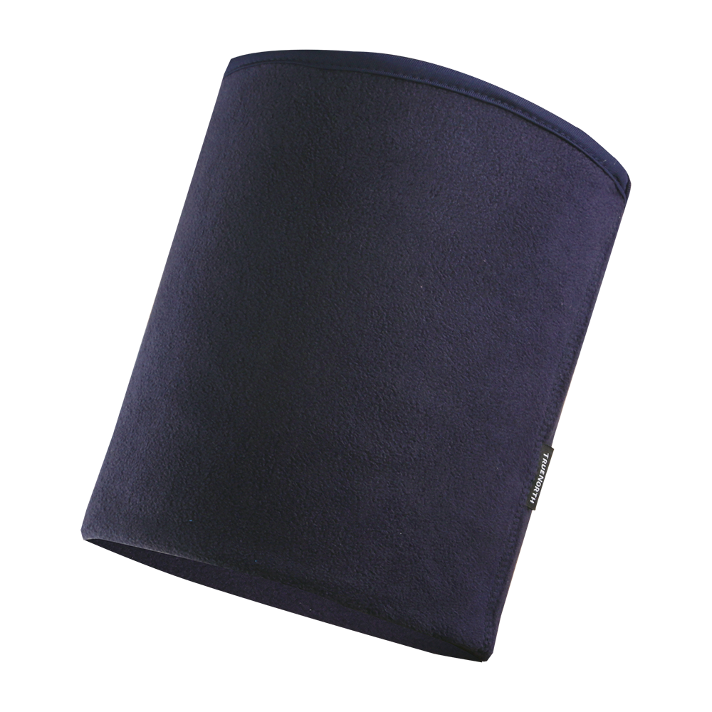 Billedet viser en mørkeblå halsedisse i blødt fleece-materiale. Den runde, tubeformede konstruktion er enkel og uden synlige lukninger, hvilket gør den let at trække over hovedet. Den tynde kant er forstærket med syninger, og en lille mærkeetiket sidder i siden. Produktet ser varmeisolerende, behageligt og velegnet til koldt vejr, friluftsliv og hverdagsbrug. Farven er dyb marineblå og neutral.