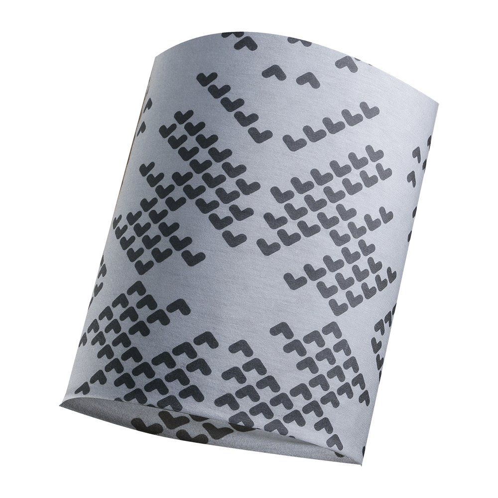 Et gråligt stofrør formet som en halsedisse eller buff, med et gentaget mønster af små sorte hjerte- eller vinkelfigurer arrangeret i diagonale klynger. Materialet fremstår blødt og strækbart, egnet til hovedbeklædning eller halsvarme. Designet er minimalistisk og moderne, med kontrast mellem den matte grå bund og de mørke motiver, hvilket giver et stilrent, sportsligt udtryk.