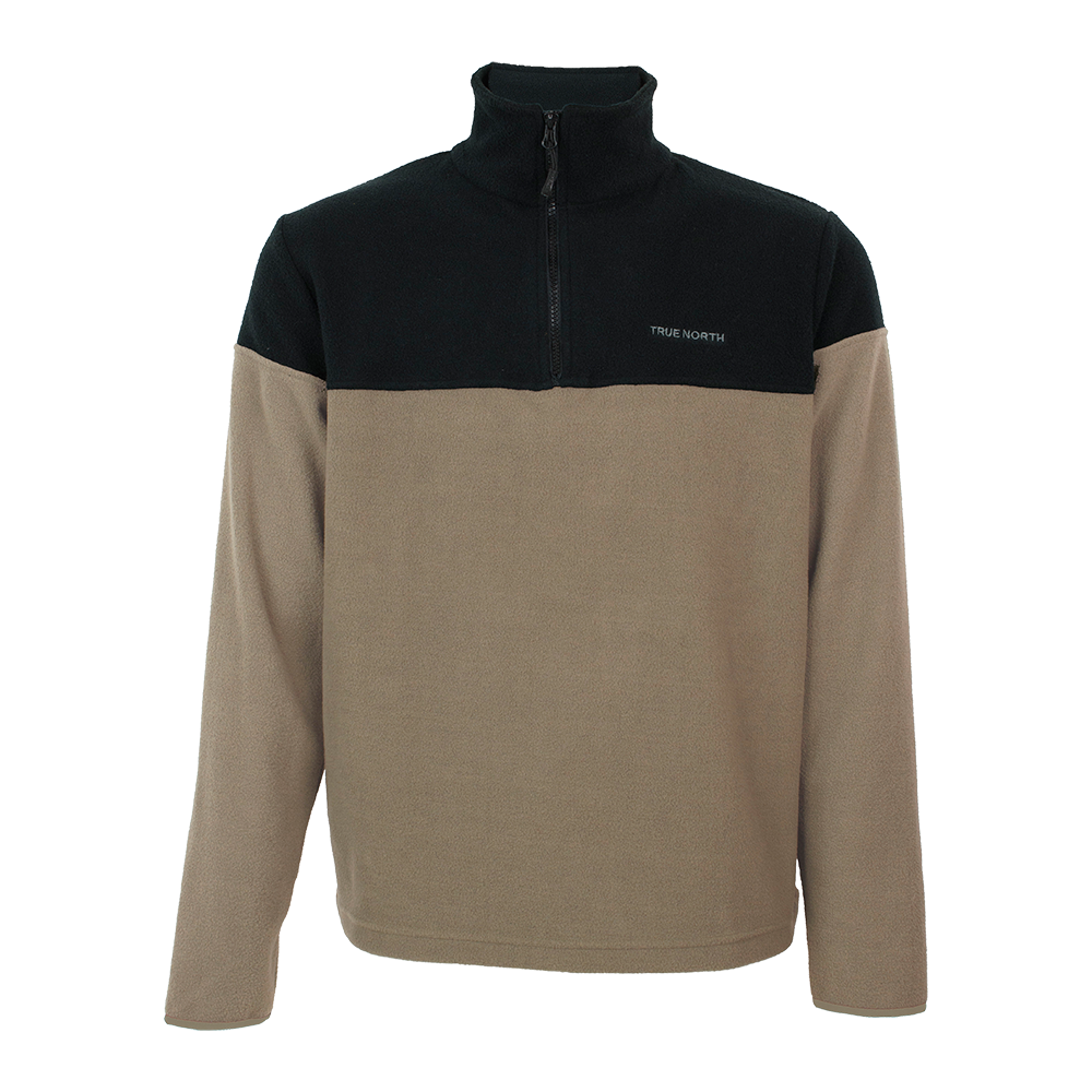 En enkel og funktionel fleece-trøje i to tonefarver: sort øverste del med stående krave og halv lynlås samt en sandfarvet krop og lange ærmer. Fremstillet i blød, letvægtsfleece for varme og komfort, med afslappet, normal pasform. Diskret 'TRUE NORTH'-logo på brystet giver et sporty touch. Minimalistisk design, nem at kombinere i hverdags- eller friluftslooks.