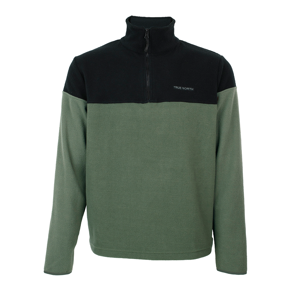 Denne fleecetrøje har en enkel, funktionel design i olivengrøn med sort bærestykke og høj krave. En halv lynlås foran gør den nem at regulere, mens blødt fleece-materiale giver varme og komfort. Løstsiddende snit og minimalistisk "True North"-logo på brystet giver et afdæmpet, friluftsorienteret look, som egner sig godt til lag-på-lag og kølige dage ude eller afslappet hverdagsbrug.