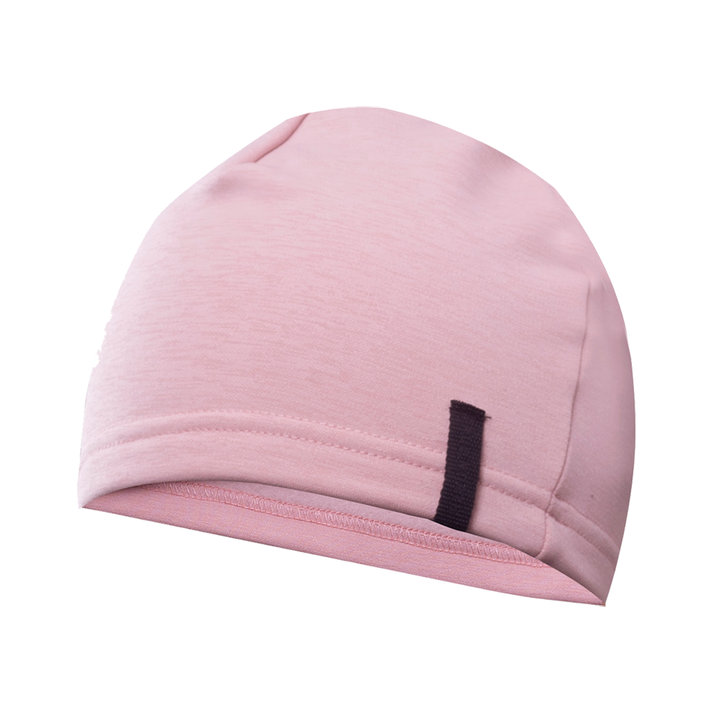 En blød, lyserød hue i enkel og minimalistisk stil. Huen har fine syninger langs kanten og en diskret opbukning, der giver god pasform omkring panden. Stoffet virker jævnt og let struktureret, ideelt til kølige dage. En lille sort stropdetalje bryder det monokrome udtryk og tilfører et moderne touch. Huen ser praktisk og behagelig ud til både hverdag og udendørs brug.