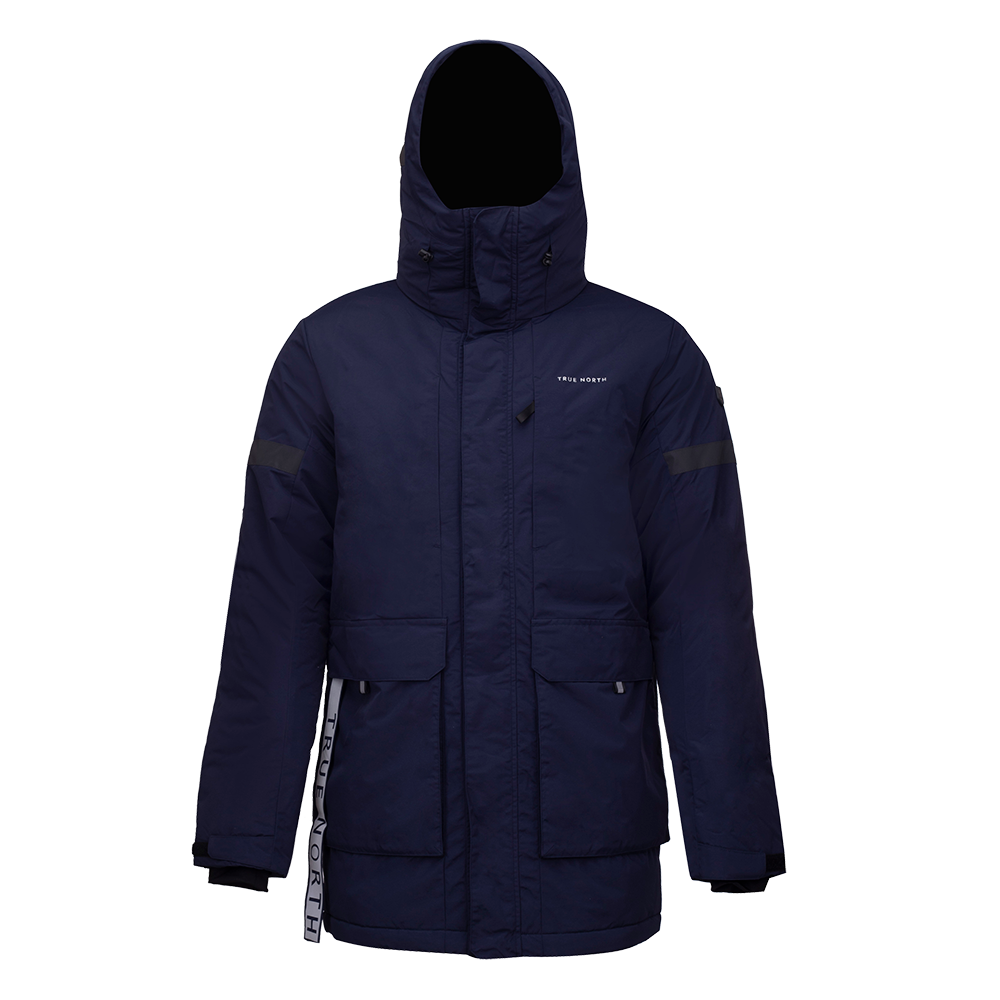 Billedet viser en mørkeblå parka med hætte, lange ærmer og en kraftig frontlukning. Jakken har stor længde, to store forlommer med klap, justerbar hætte og diskrete refleksdetaljer på ærmerne. Materialet virker vandafvisende og foret for ekstra varme. Et lille "True North"-logo ses på brystet, og en dekorativ rem med tekst løber ned langs siden. Stilren og funktionel vinterjakke til koldt vejr.
