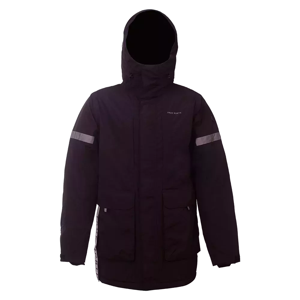 En stilren, sort parka med hætte og langt, beskyttende snit. Jakken har store klaplommer foran, lynlåslommer og reflekterende striber på ærmerne for øget synlighed. Materialet ser robust og let vandafvisende ud. Designet virker isoleret og velegnet til koldt vejr, med justerbar hætte og dækket lynlås for bedre vindbeskyttelse. Diskret branding på brystet fuldender det funktionelle, minimalistiske udtryk.