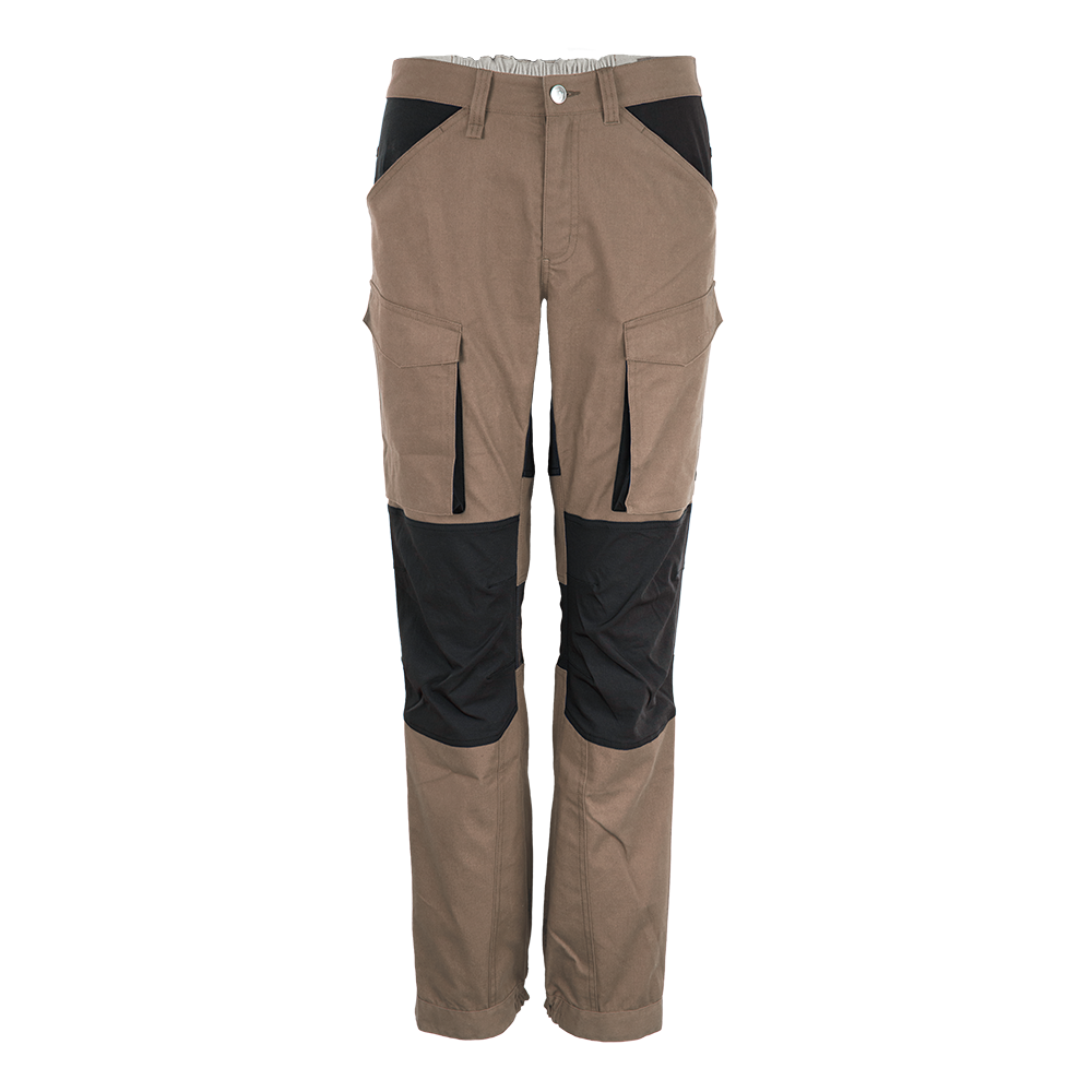 Disse robuste arbejdsbukser er lavet i kraftigt kanvas og har en brun base med sorte forstærkninger ved knæ og lomme. Bukserne rummer flere praktiske lommer, herunder store cargolommer med klap og ekstra åbninger til værktøj, samt forstærket stof på særligt udsatte områder. Elastiske detaljer ved taljen og solide syninger sikrer komfort og holdbarhed, hvilket gør dem velegnede til bygge- og håndværksarbejde.