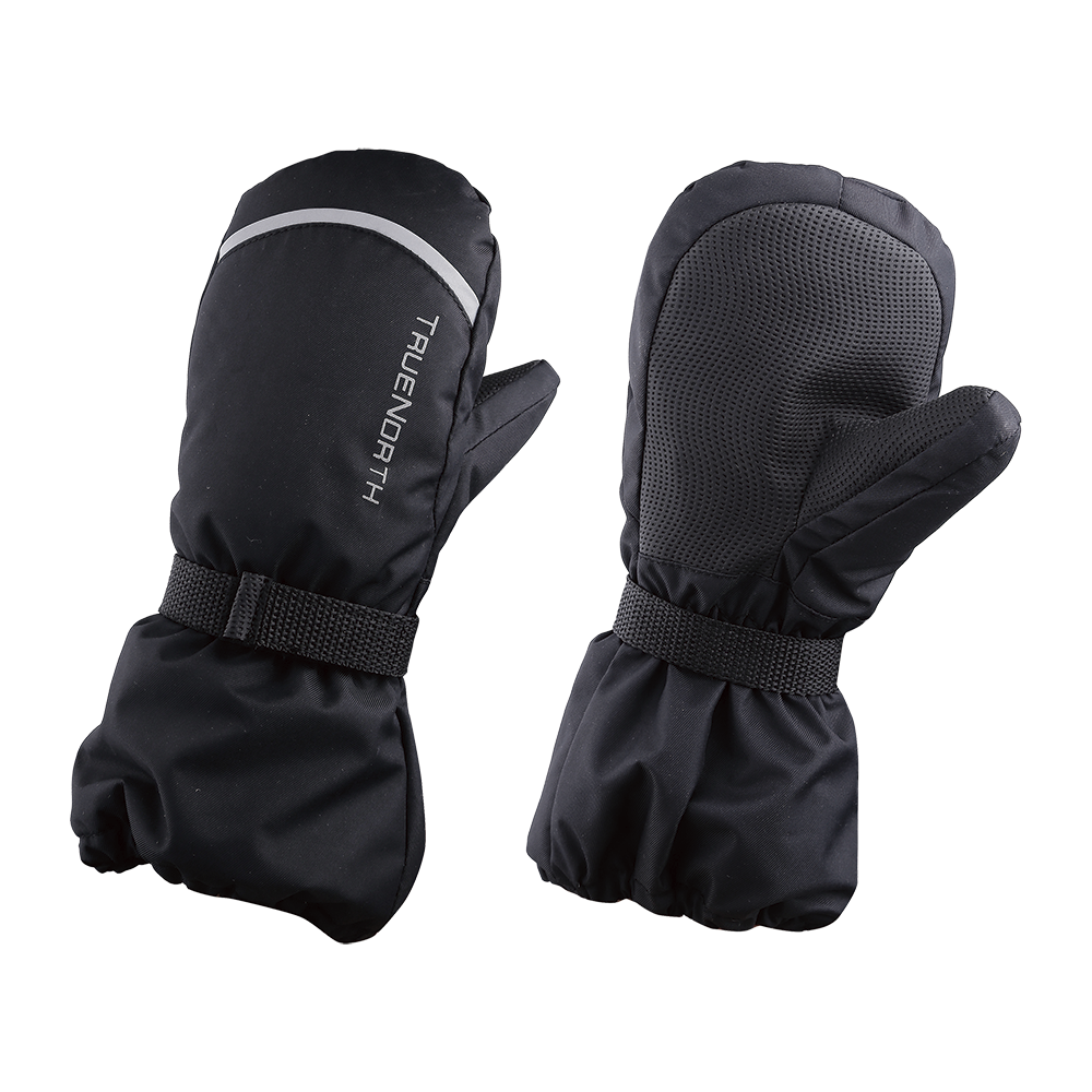 Et par sorte vintervotter med langt skaft og justerbar strop ved håndleddet. Håndfladen har skridsikker tekstur, mens oversiden har et reflekterende bånd og det synlige logo 'TRUENORTH'. Polstrede og isolerende, designet til at holde hænder varme i kolde og våde forhold. Materialet virker slidstærkt og vandafvisende, og den enkle, funktionelle stil gør dem praktiske til udendørs aktiviteter som skiløb, gåture og vinterleg.