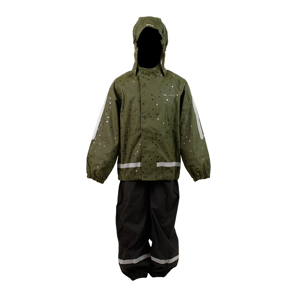 Dette regntøj til børn består af en olivengrøn hættejakke med diskret prikket mønster og matchende sorte overtræksbukser. Jakken har hætte, trykknapper foran og reflekser ved ærmer og kant, mens bukserne er rummelige med elastiske benafslutninger samt refleksstriber for øget synlighed. Sættet virker vandafvisende, praktisk til leg i regnvejr og designet med fokus på bevægelsesfrihed og sikkerhed.