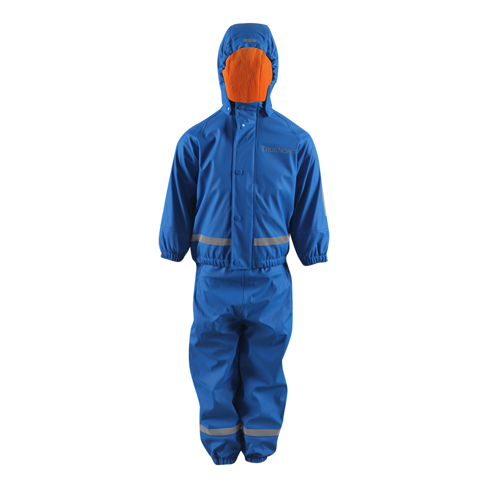 Et blåt regnsæt i børnestørrelse med hætte og elastiske manchetter. Sættet består af jakke og bukser i vandtæt materiale, prydet med refleksstriber ved hoften og benslutterne for bedre synlighed. Et orange dækken dækker ansigtet på mannequin, hvilket fremhæver kontrasten. Designet virker praktisk og funktionelt til vådt vejr og aktiv leg udendørs.