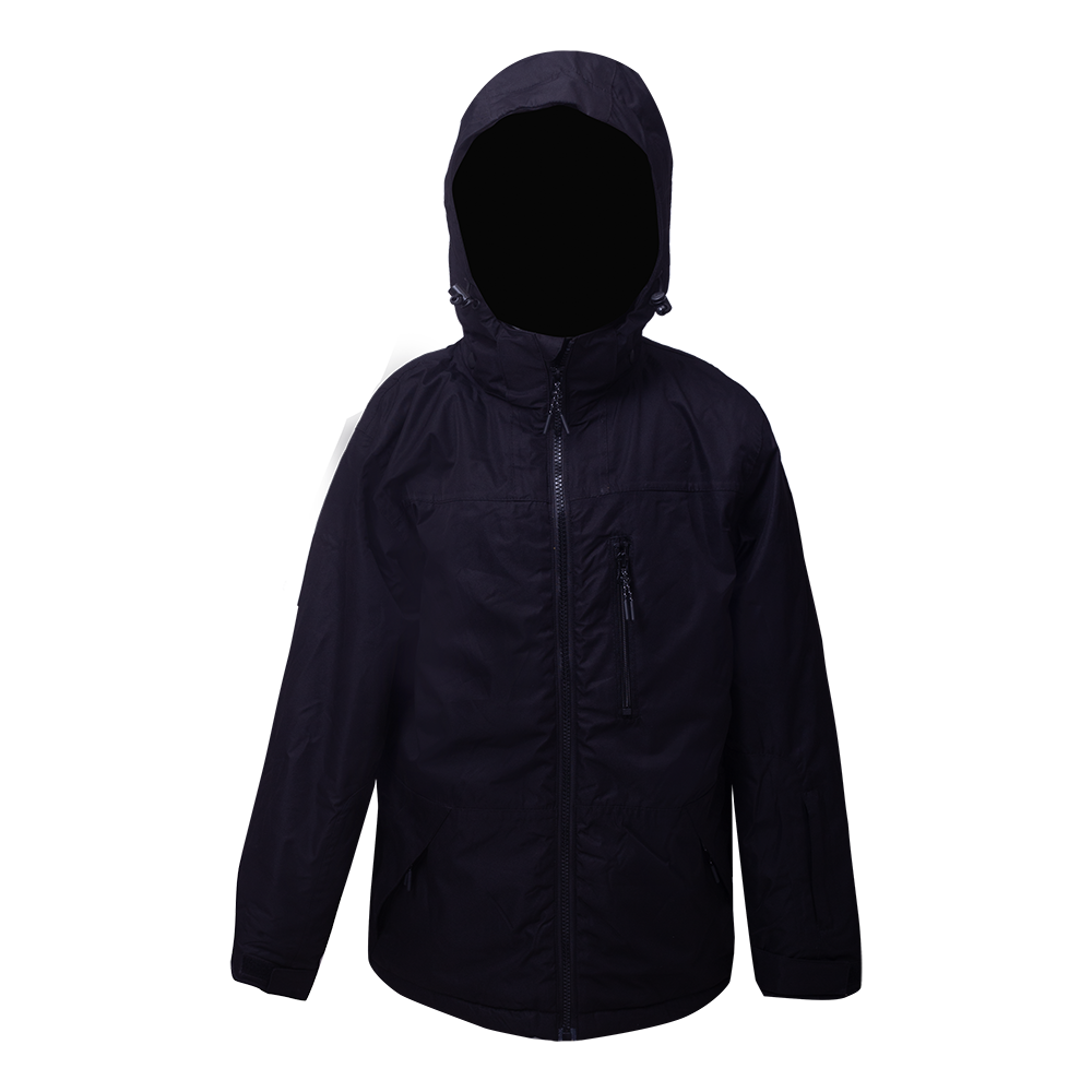 En mørk, sort vandtæt jakke med hætte fremstår enkel og funktionel. Jakken har en tovejslynlås foran, en lodret brystlomme med lynlås og skjulte sidelommer ved hoften. Materialet virker mat og vindtæt, med justerbare manchetter og en let polstret foring. Designet er neutralt og praktisk — velegnet til regnfulde dage eller udendørs aktiviteter, hvor beskyttelse og bevægelsesfrihed er vigtig.