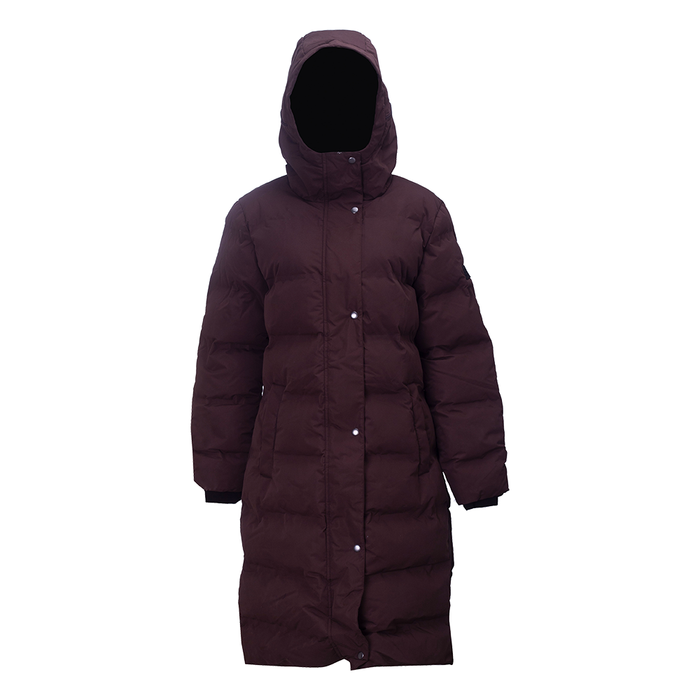 En lang, mørk bordeaux dunfrakke med hætte og knapper foran. Frakken er tyk og vatteret, kviltede sømme skaber varme lommer og en rummelig silhuet, der går ned omkring knæene. Ærmerne er lige med elastiske manchetter, og lukningen med trykknapper giver et enkelt, funktionelt udtryk. Perfekt til kolde vinterdage, hvor varme og bevægelsesfrihed er i fokus.