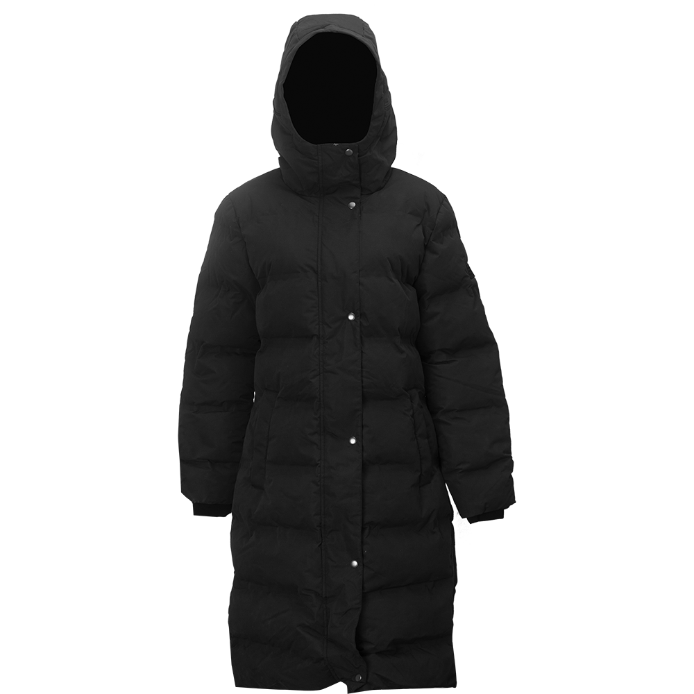 En lang, sort vatteret vinterfrakke med hætte og quiltet mønster. Frakken har en midterstillet lukning med trykknapper, lange ærmer og et enkelt, minimalistisk snit. Den polstrede fyldning giver god isolering mod kulde, og den nedadgående længde dækker godt. Stylingsmæssigt fremstår den praktisk og tidløs — velegnet til kolde, blæsende dage udendørs.