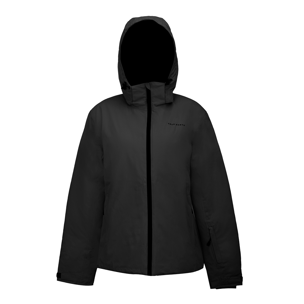 En elegant, mat sort hættejakke set forfra med enkel og funktionel silhuet. Jakken har en fastmonteret hætte, en central lynlås og skjulte lommer langs sidesømmene. Materialet virker vandafvisende med en let, struktureret overflade, og syningerne er diskrete for et minimalistisk udtryk. Logoet "True North" ses diskret på brystet, hvilket giver et stilrent, udendørsorienteret look velegnet til både hverdag og aktive ture.