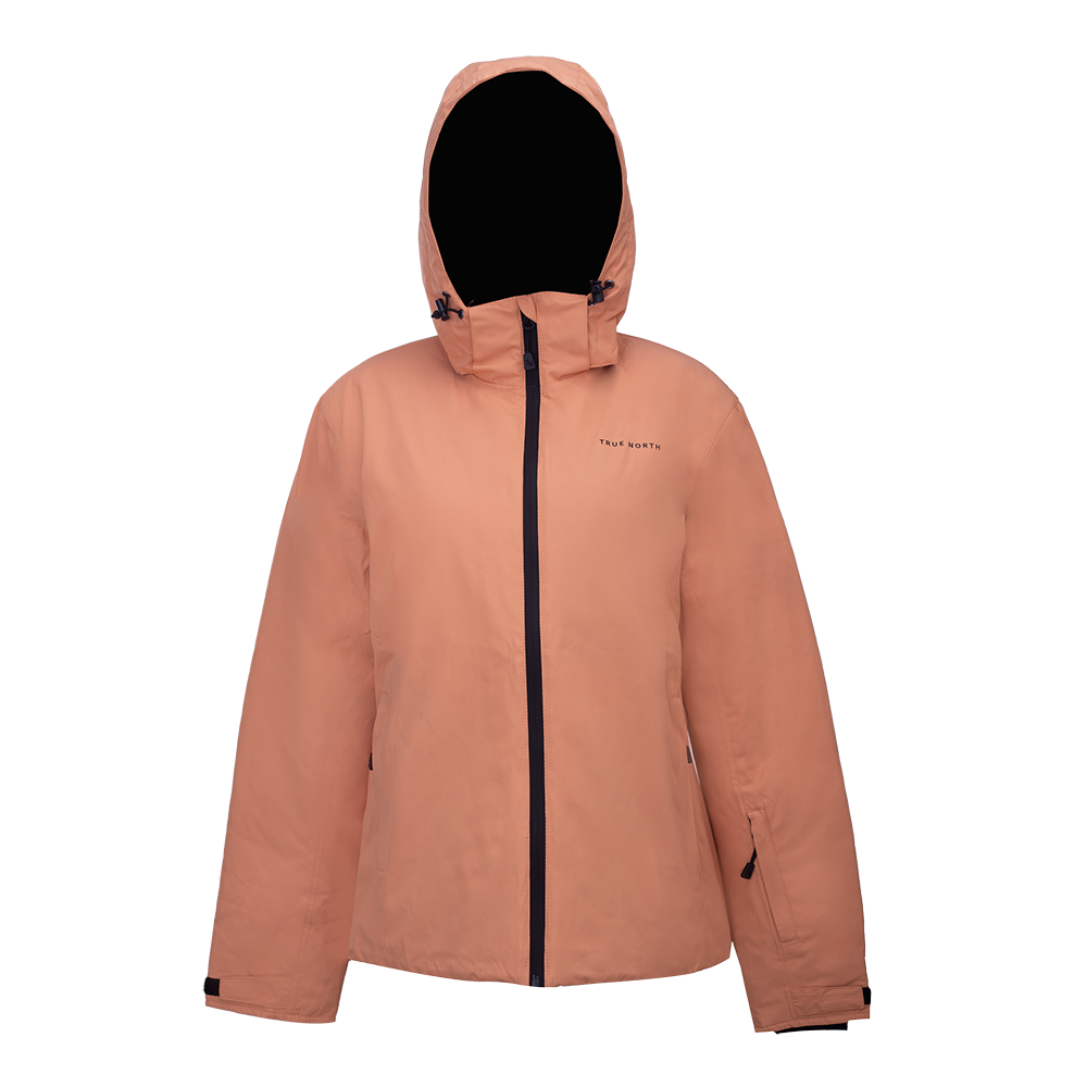 En enkel og moderne jakke i en varm ferskenfarve med integreret hætte og en kontrastfarvet, sort lynlås. Jakken har diskret "True North"-logo på venstre bryst, to sidelommer med lynlås og justerbare ærmekanter med velcro. Designet er minimalistisk og funktionelt, egnet til hverdagsbrug, med rene linjer og et tidløst udtryk. Den lette silhuet gør den nem at kombinere med både afslappede og mere formelle looks.