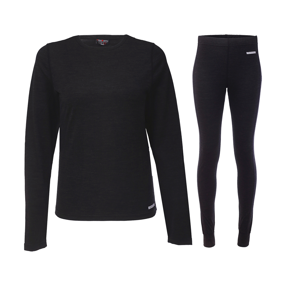 Sort sæt i uldblanding bestående af en langærmet bluse og tætsiddende termoleggings. Blusen har rund hals, enkel pasform og lange ærmer, mens leggingsene er højttaljede og følger kroppens linjer for god bevægelsesfrihed. Materialet ser blødt og varmende ud, velegnet som inderlag på kolde dage eller til aktivt brug. Det minimalistiske design gør sættet alsidigt og nemt at kombinere med andet tøj.