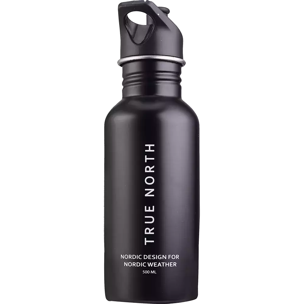 En elegant, mat sort drikkeflaske i metal med praktisk skruelåg og bøjle til nem transport. Flaskens lodrette tekst "TRUE NORTH" og underskrift "Nordic design for Nordic weather 500 ml" understreger det nordiske, funktionelle udtryk. Den enkle, robuste konstruktion virker ideel til udendørs aktiviteter og daglig brug, hvor både stil og holdbarhed vægtes højt.