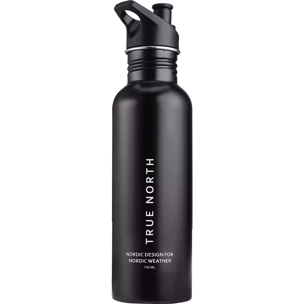 Flasken viser en mat sort, genanvendelig drikkedunk i metal med lodret "TRUE NORTH"-logo. Den slanke, cylindriske form rummer 750 ml og har et praktisk skruelåg med indbygget tud og bærehåndtag, der gør den nem at fastgøre til rygsæk. Designet er enkelt og nordisk med teksten "Nordic design for Nordic weather", hvilket signalerer robusthed og funktionalitet til hverdag og friluftsliv.