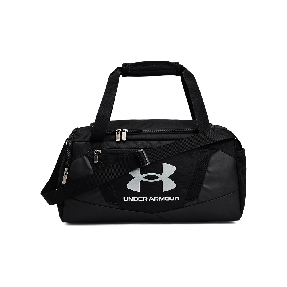 Sort trænings- og rejsetaske fra Under Armour med stort, hvidt logo på fronten. Tasken har justerbar skulderrem, polstrede bærehåndtag og flere lynlåslommer til opbevaring af sko, tøj og småting. Designet virker robust og funktionelt med forstærkede sømme og glidelåse i metal. Et stilrent, sporty valg til gym, weekendture eller daglig transport af udstyr.