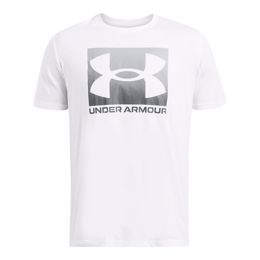 En hvid T-shirt fra Under Armour med et stort logo i midten. Moderne, enkelt design med kort ærme og rund hals, lavet i let og åndbart materiale, der passer til både træning og hverdag. Logoet står i et gråt kvadrat over mærkenavnet, hvilket giver et sporty og minimalistisk udtryk. God som basislag eller til afslappet fritidsbrug.