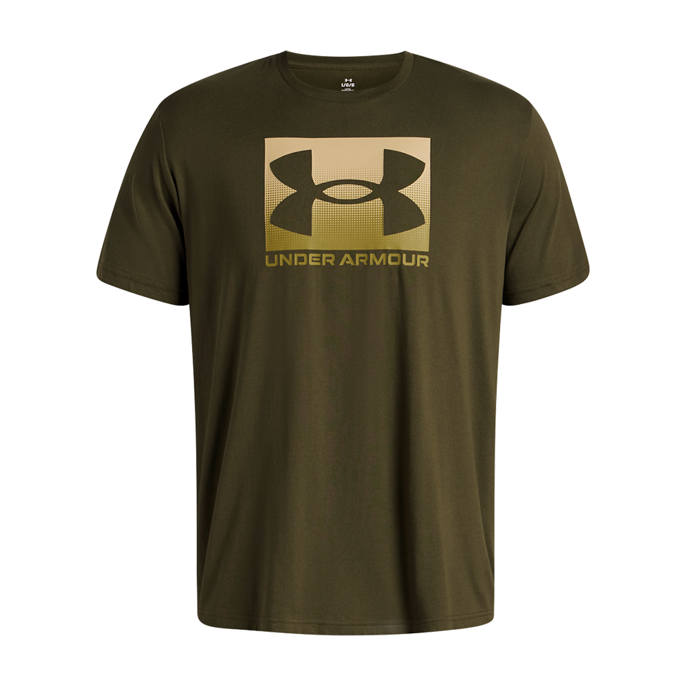 guld inden for en firkantet baggrund, hvor teksten "UNDER ARMOUR" står under. Materialet virker let og åndbart, egnet til træning eller hverdagsbrug. Designet er minimalistisk og sporty, nem at kombinere med både træningsbukser og jeans.