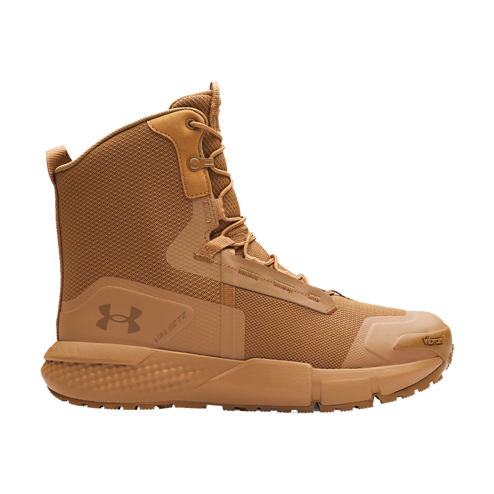 Et ensfarvet, coyote-brunt taktisk støvle fra Under Armour, designet til letvægts mobilitet og holdbarhed. Overdelen kombinerer åndbart mesh med forstærkede paneler ved tå og hæl, mens snørebåndssystemet giver stabil pasform. Den robuste sål med mønster sikrer greb på ujævnt terræn. Stilren, funktionel og velegnet til udendørs anvendelse eller arbejde, hvor komfort og beskyttelse er vigtige.