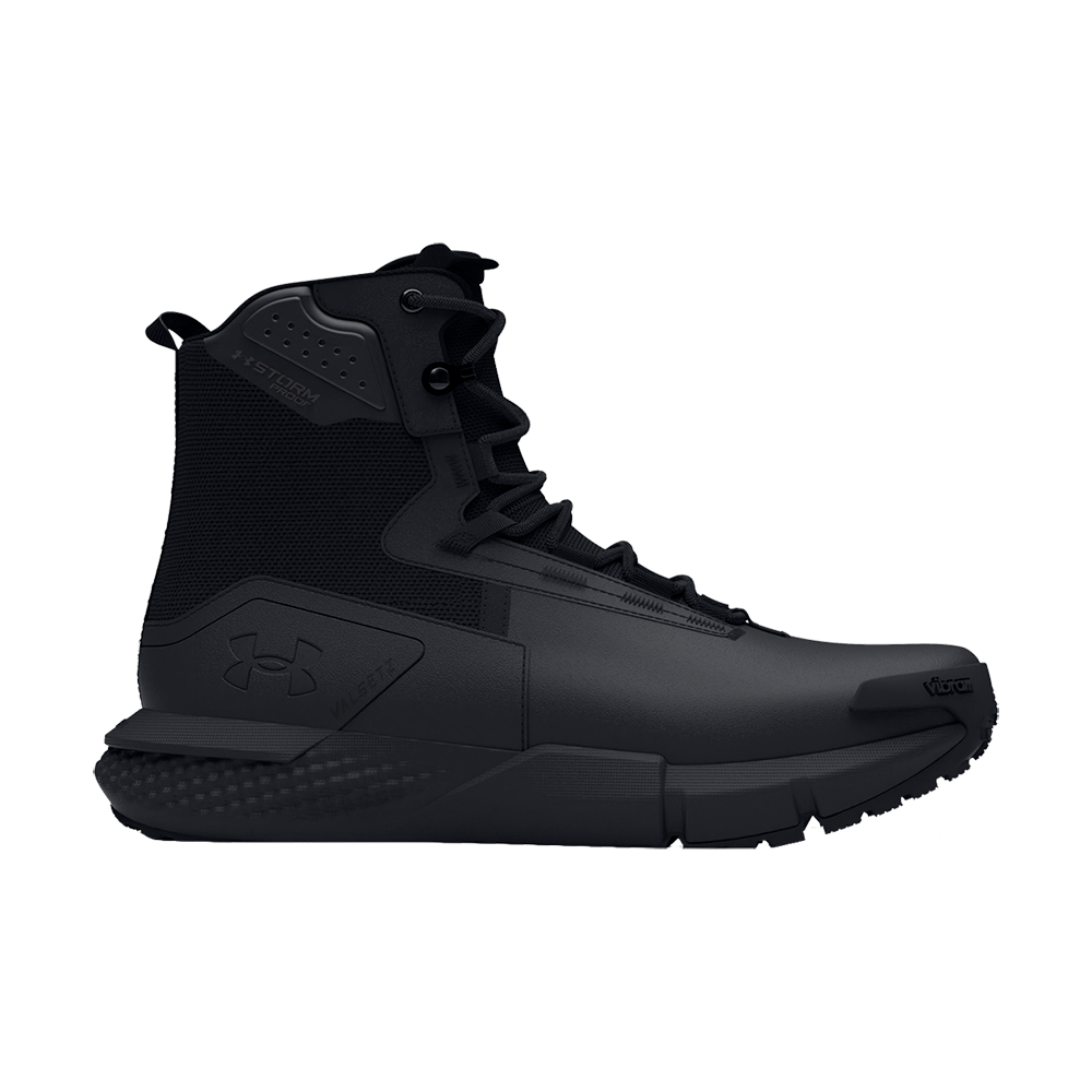 Et stilrent, helt sort højtopstøvle i moderne, atletisk design. Overdelen kombinerer tæt netstof og matte, vandafvisende paneler med forstærket tå og hæl. Skoens aggressive sål har dybe mønstre for greb og stabilitet, og snøresystemet giver god støtte om anklen. Minimalistisk branding og tekniske detaljer signalerer både funktionalitet og urbant udtryk, velegnet til udendørs aktiviteter og hverdag.