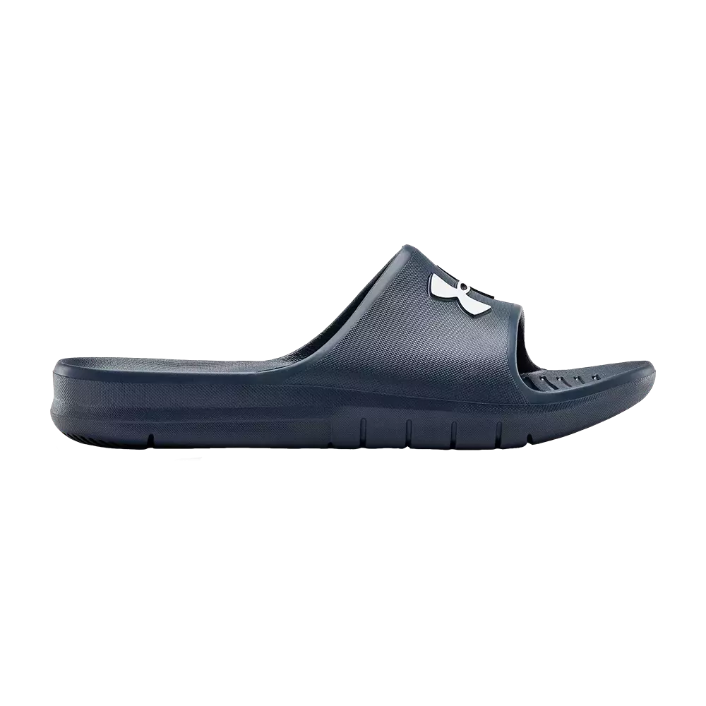 På billedet ses en mørkeblå slides-sandal i ét stykke EVA-lignende materiale. Den har en bred rem med et diskret hvidt logo, en formstøbt fodseng og en let profileret ydersål for greb. Sandalen er vandafvisende, ventileret ved tåområdet og designet til afslappet brug ved poolen, stranden eller som komfortabel hverdags-slipper. Den er let og nem at rengøre.