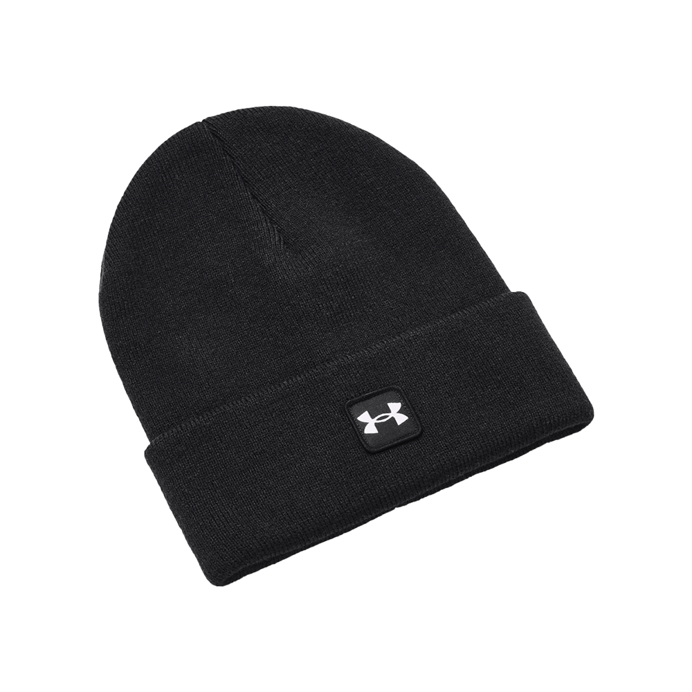 Billedet viser en sort, ribstrikket beanie med opbukket kant. Huen er enkel og uden pynt bortset fra et lille firkantet logo-mærke midt på opbukket kanten, der signalerer sportsligt design. Materialet ser blødt og elastisk ud, egnet til vinterbrug eller hverdag. Den tidløse, minimalistiske stil gør huen alsidig og nem at kombinere med forskellige jakker og friluftsoutfits.