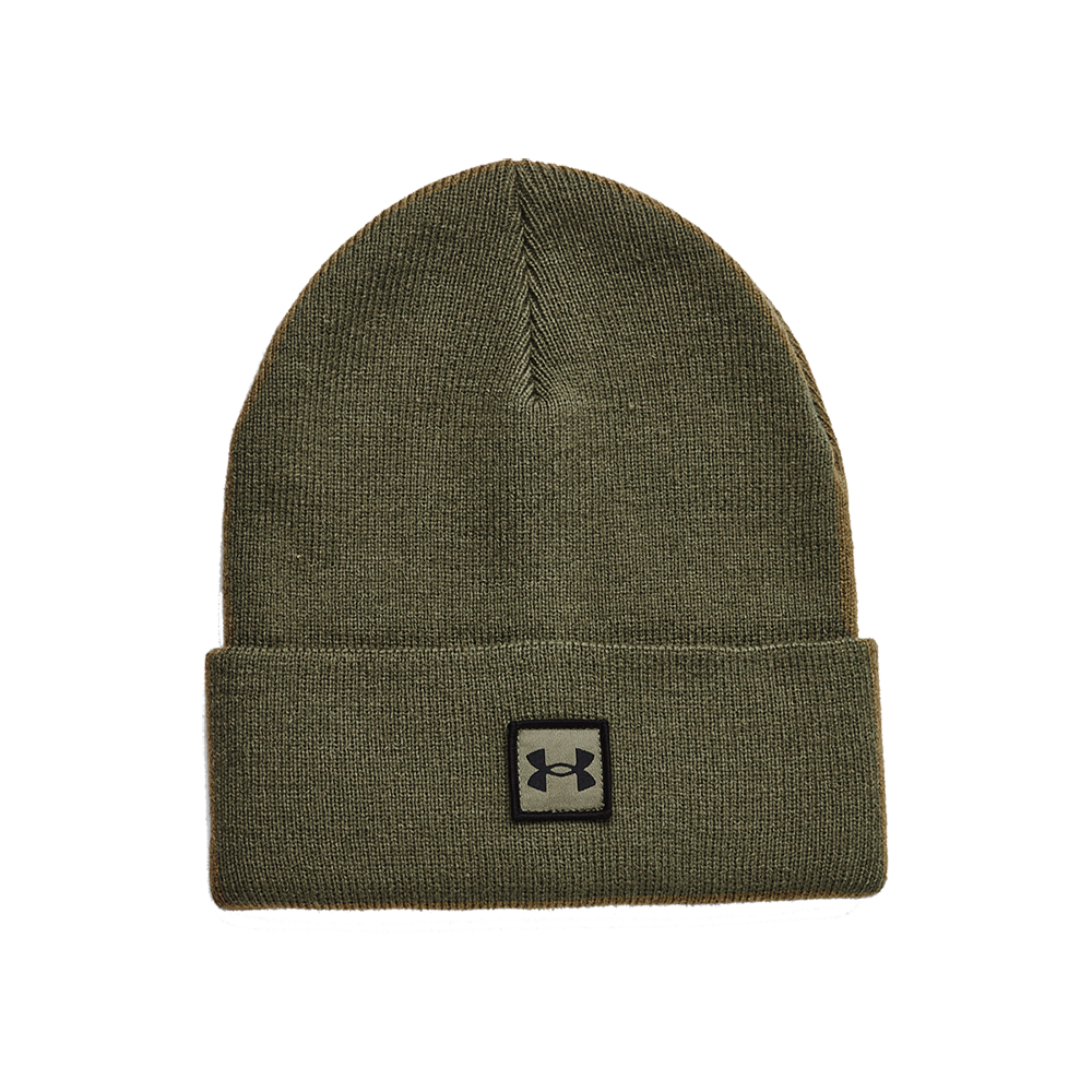 En enkel, olivengrøn strikket beanie med bred opsmøg og diskret logo på en firkantet lap foran. Huen er tætstrikket i et fleksibelt materiale, der giver varme og komfort til kølige dage. Dens minimalistiske design og neutrale farve gør den velegnet til både hverdag og udendørs træning, og den passer ubesværet til forskellige stilarter som en praktisk, stilren accessory.