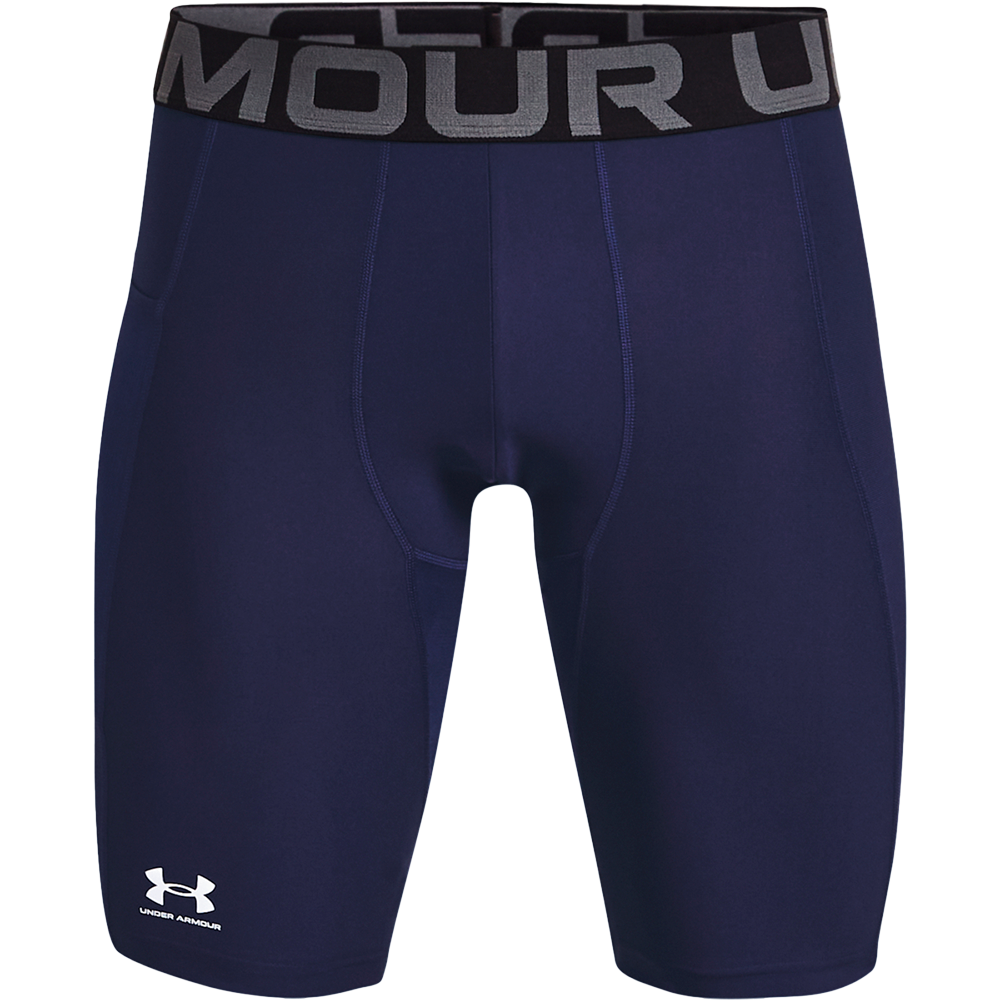Mørkeblå kompressionsshorts fra Under Armour med tætsiddende pasform og knælange ben. Elastisk linning i sort med stort logo, glatte flade syninger og paneler der former kroppen. Materialet ser strækbart og svedtransporterende ud, egnet til træning og løb. Et lille trykt logo sidder nær nederste benkant. Enkel, funktionel og sportsspecifikt design til aktiv brug.