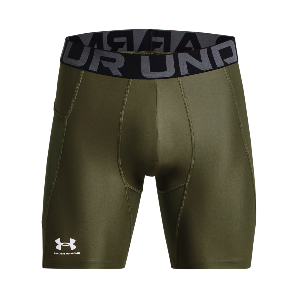 Disse olivengrønne træningskompressionsshorts fra Under Armour har en tæt, strækbar pasform med flade syninger og en bred elastisk linning med tydeligt logo. Materialet er glat og svedtransporterende, designet til højintensiv træning. En lille lomme på siden giver plads til nøgle eller kort, mens den anatomiske syning sikrer bevægelsesfrihed og komfort under løb eller styrketræning.