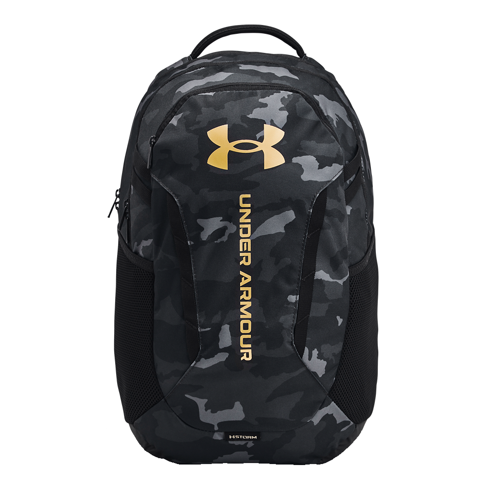 Den sorte og grå camouflagemønstrede rygsæk fra Under Armour har et moderne, sporty udtryk med et guldlogo og lodret 'Under Armour'-tryk. Den rummelige taske har polstret ryg og skulderremme, to netlommer i siderne til drikkeflasker samt flere lynlåslommer til organiseret opbevaring. Robust materiale og vandafvisende belægning gør den velegnet til skole, træning og hverdagens transportbehov.
