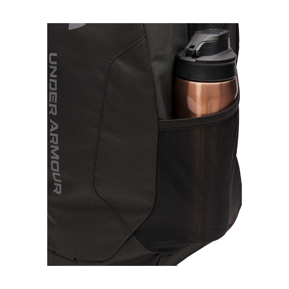 Denne "Under Armour Hustle Lite Backpack" fremstår i en elegant sort farve med diskrete grå logoer. Rygsækken har et strømlinet, minimalistisk design, som gør den ideel til både sport og daglig brug. Den er udstyret med Under Armours stormteknologi, der sikrer vandafvisende egenskaber, og med polstrede skulderstropper for øget komfort. Perfekt til den aktive bruger, der har brug for en holdbar og stilfuld løsning til at transportere sine ejendele.