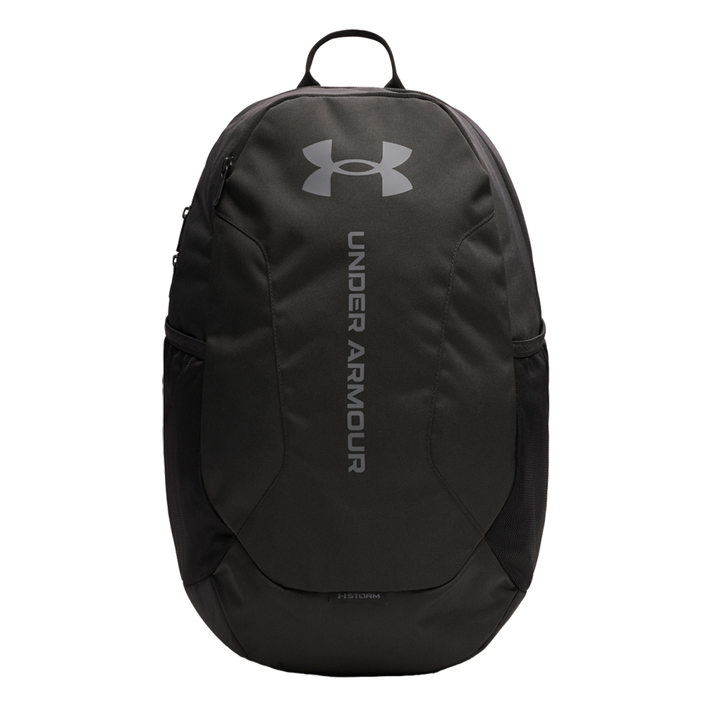 Billedet viser en "Under Armour Hustle Lite Backpack," som er en stilren og funktionel rygsæk velegnet til både hverdagsbrug og sportsaktiviteter. Rygsækken fremstår i en ensartet sort farve med et tydeligt Under Armour-logo på fronten. Den er udstyret med robuste lynlåse og komfortable, justerbare skulderremme. Et praktisk håndtag foroven gør den nem at bære i hånden. Det vandtætte materiale sikrer, at indholdet forbliver tørt i al slags vejr, hvilket gør den ideel til både by- og udeliv.