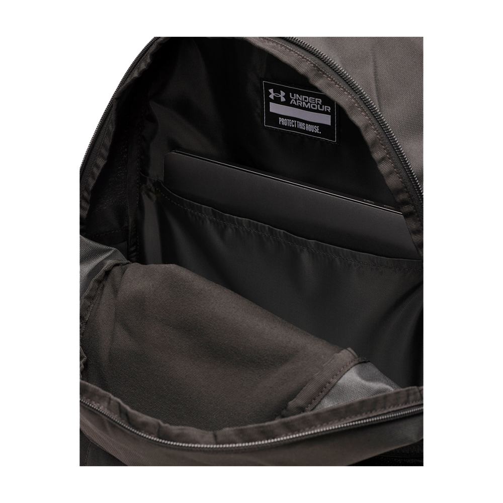 Under Armour Hustle Lite Backpack er en praktisk og stilren rygsæk i en klassisk sort farve. Den er fremstillet med en holdbar polyesterkonstruktion og integreret med Under Armours Storm-teknologi, der giver en høj grad af vandafvisning. Rygsækken har et stort hovedrum samt flere små lommer, herunder en lomme til bærbar computer, hvilket gør den yderst funktionel til både hverdagsbrug og sport. De justerbare skulderstropper sikrer en komfortabel pasform, perfekt til aktive personer på farten.