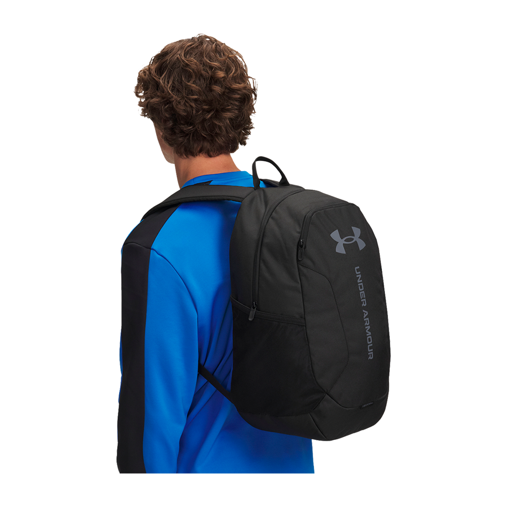 Denne Under Armour Hustle Lite Backpack er en yderst funktionel rygsæk, ideel til både daglig brug og sportslige aktiviteter. Med sit stilrene, sort design er tasken både moderne og praktisk. Stort logo på forsiden giver et sporty look, mens vandafvisende materialer og flere rum, herunder en dedikeret lomme til bærbare computere, sikrer, at dine ting forbliver tørre og sikre. Rygsækken er også udstyret med justerbare stropper, der garanterer komfortabel brug hele dagen.