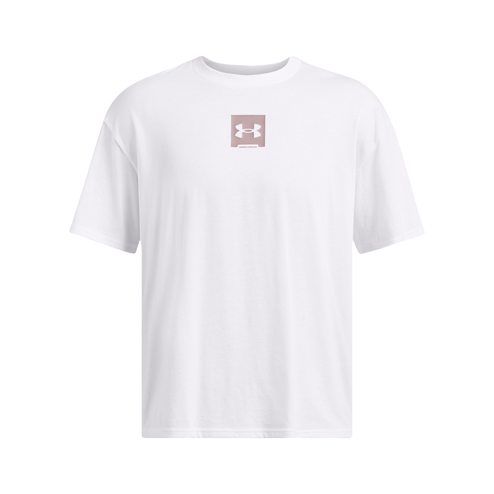 Hvid T‑shirt med afslappet, boxy pasform og korte ærmer. Stoffet ser blødt og let ud, med let fald og rene syninger langs hals og kant. Et lille, firkantet logo i lyserød nuance er centreret på brystet, hvilket tilføjer et diskret grafisk udtryk. Designet fremstår minimalistisk og alsidigt — velegnet til både hverdagsbrug og lag-på-lag styling.