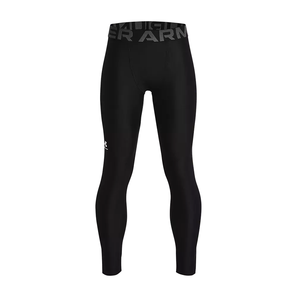 Et par sorte, tætsiddende trænings-leggings i kompressionsstil. Materialet virker glat og elastisk med flade sømme for komfort, og den brede elastik i taljen har stor branding ('UNDER ARMOUR') i kontrastfarve. Ankellange ben og et lille logo på låret signalerer sportsligt design. Velegnet til løb, styrketræning eller som baselag under sportstøj, med fokus på bevægelsesfrihed og fugttransport. Materialet tilbyder også god holdbarhed og slidstyrke, ideelt til både indendørs og udendørs aktiviteter.