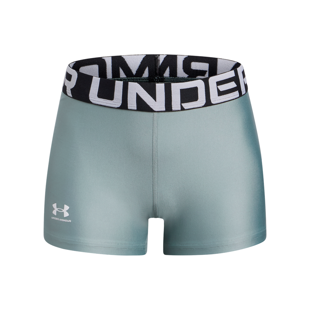 Et par korte, tætsiddende træningsshorts i en mat mintgrøn farve. Materialet virker glat og elastisk med en tæt pasform, der fremmer bevægelsesfrihed. Den brede sorte linning har stor, hvid 'UNDER' tekst, og Under Armour-logoet findes diskret på venstre lår. Designet er minimalistisk og funktionelt, velegnet til løb, styrketræning eller højintensiv træning.
